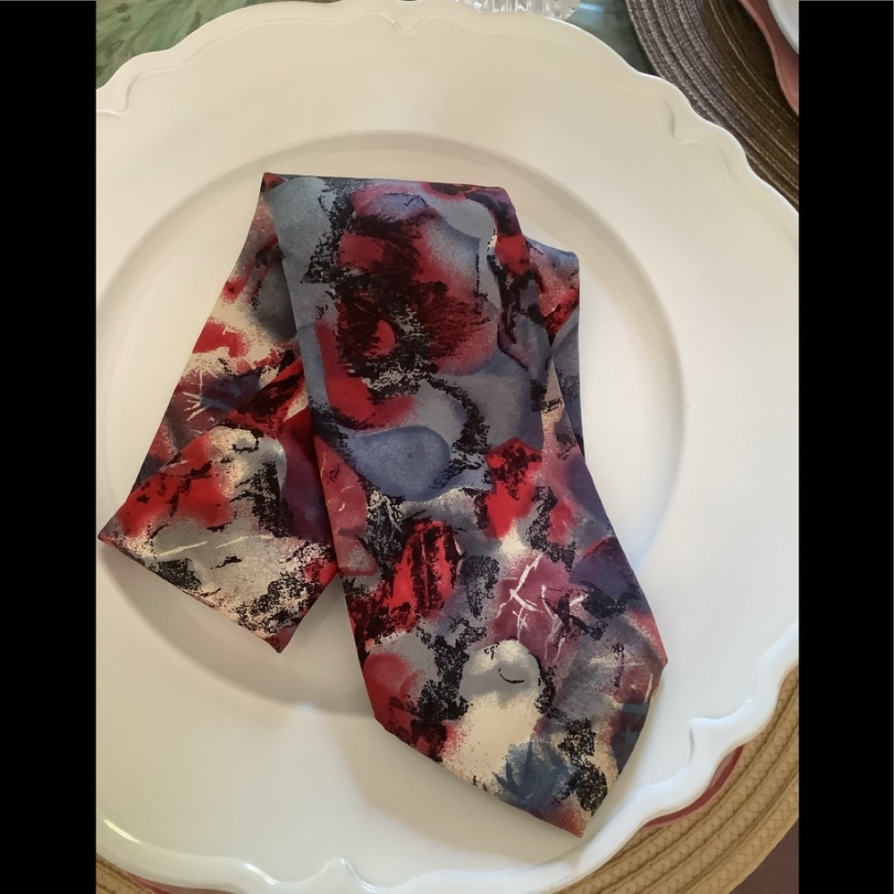 HARV’E Bernard Men’s necktie 100% silk beautiful multicolor great design.
